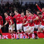 Győzelmet ünnepelnek a Wrexham játékosai.