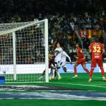 Rúben Neves szöglete talál utat a kapuba.