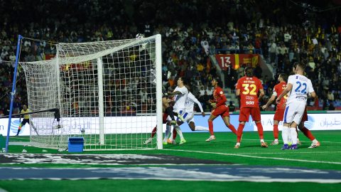 Rúben Neves szöglete talál utat a kapuba.