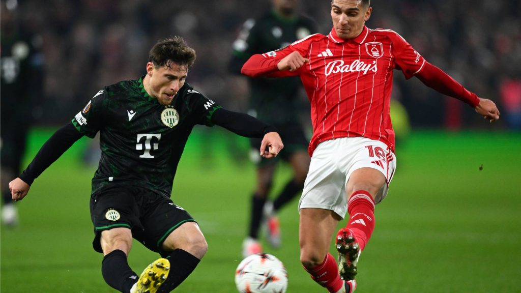 NOTTINGHAM, ENGLAND - JANUARY 29: Gabi Kanichowsky of Ferencvarosi TC passes the ball whilst under pressure from Nicolas Dominguez of Nottingham Forest during the UEFA Europa League 2025/26 League Phase MD8 match between Nottingham Forest FC and Ferencvarosi TC at City Ground on January 29, 2026 in Nottingham, England. (Photo by Clive Mason/Getty Images)