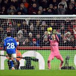 Caoimhin Kelleher védi a tizenegyest a Brentford és a Sunderland bajnokiján.