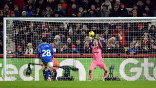 Caoimhin Kelleher védi a tizenegyest a Brentford és a Sunderland bajnokiján.