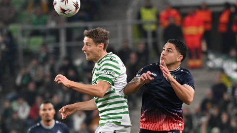 Budapest, 2025. november 6. Kristoffer Zachariassen, a Ferencváros (b) és Caio Vidal, a Ludogorec játékosa a labdarúgó Európa-liga alapszakaszának 4. fordulójában játszott Ferencvárosi TC - Ludogorec mérkőzésen a Groupama Arénában 2025. november 6-án. MTI/Illyés Tibor