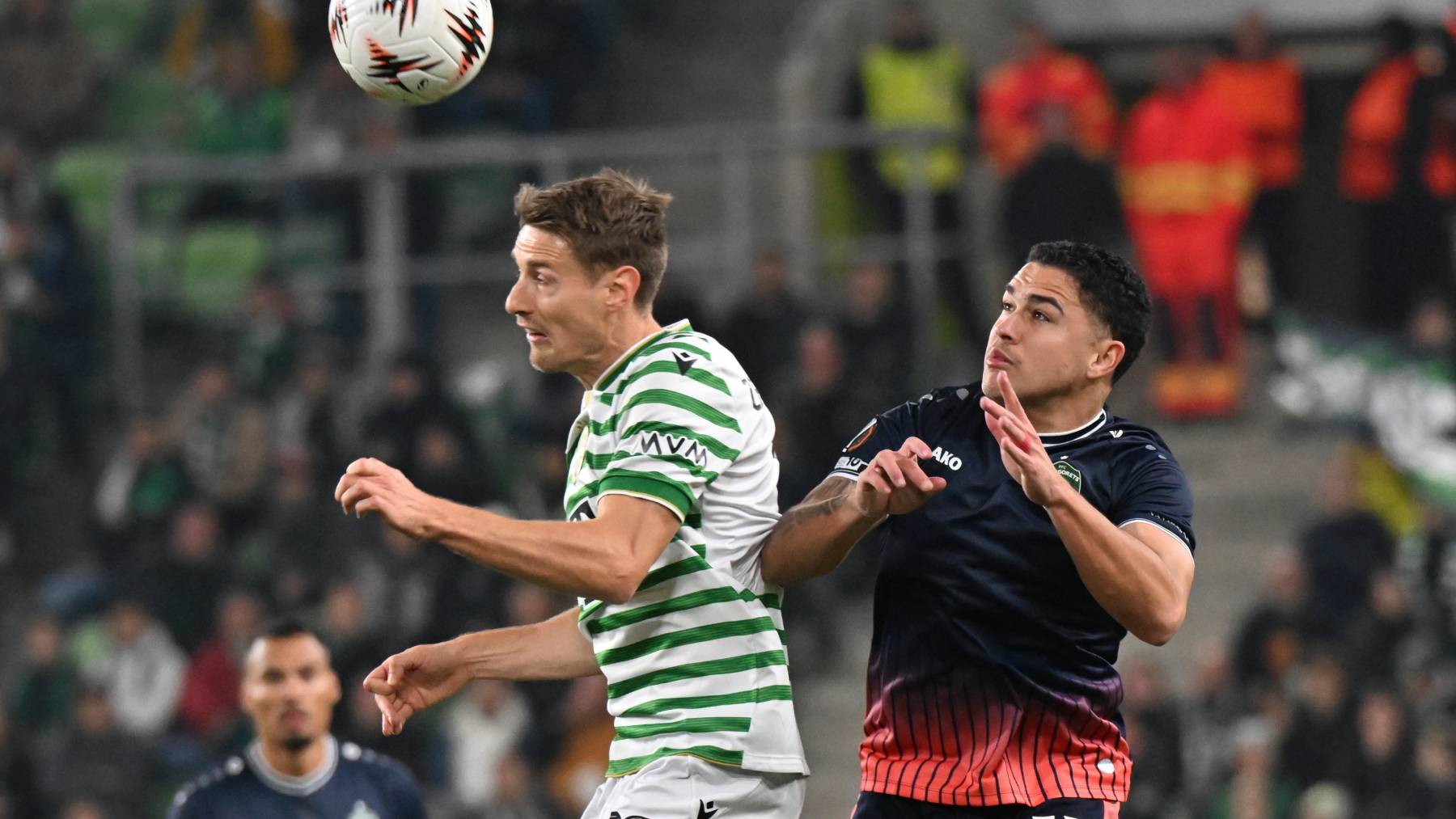 Budapest, 2025. november 6. Kristoffer Zachariassen, a Ferencváros (b) és Caio Vidal, a Ludogorec játékosa a labdarúgó Európa-liga alapszakaszának 4. fordulójában játszott Ferencvárosi TC - Ludogorec mérkőzésen a Groupama Arénában 2025. november 6-án. MTI/Illyés Tibor