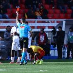 Lameck Banda, a Lecce játékosa kap piros lapot a Parma elleni mérkőzésen.
