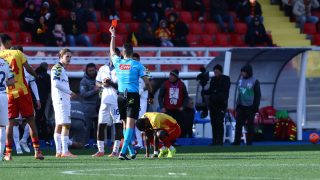 Lameck Banda, a Lecce játékosa kap piros lapot a Parma elleni mérkőzésen.