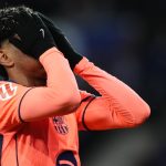 Lamine Yamal fogja a fejét a Real Sociedad - Barcelona mérkőzésen.