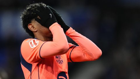 Lamine Yamal fogja a fejét a Real Sociedad - Barcelona mérkőzésen.