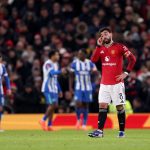 Bruno Fernandes fogja a fejét a Manchester United és a Brighton FA Kupa-meccsén.
