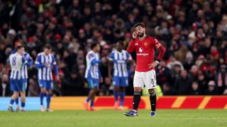 Bruno Fernandes fogja a fejét a Manchester United és a Brighton FA Kupa-meccsén.