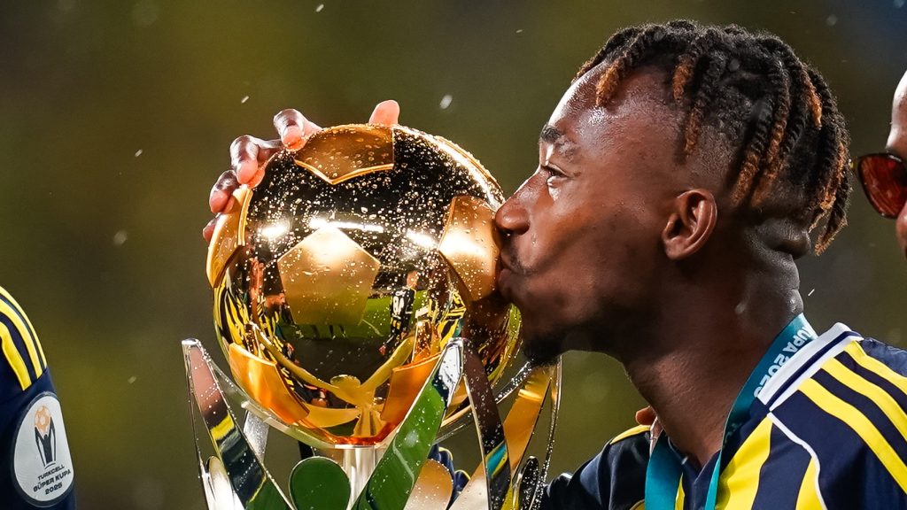 Néné Dorgeles, a Fenerbahce mali labdarúgója a Szuperkupával.