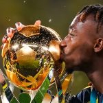 Néné Dorgeles, a Fenerbahce mali labdarúgója a Szuperkupával.