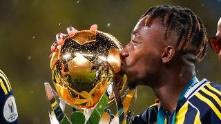 Néné Dorgeles, a Fenerbahce mali labdarúgója a Szuperkupával.