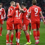 Michael Olisét ünneplik a Bayern München játékosai a Wolfsburg ellen.