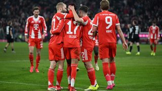 Michael Olisét ünneplik a Bayern München játékosai a Wolfsburg ellen.