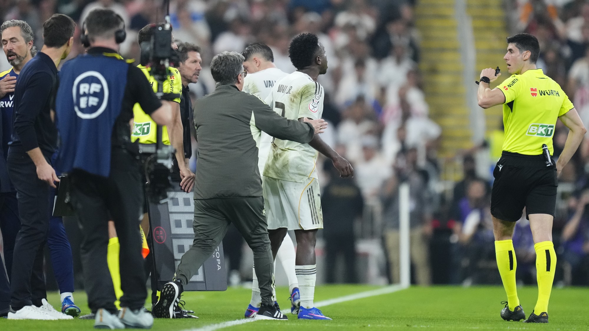 Vinícius és Diego Simeone balhéjakor a játékvezető tett rendet a Real Madrid és az Atlético Madrid mérkőzésén.