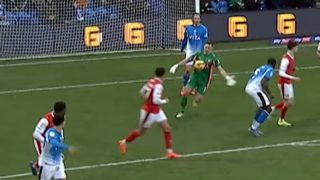 Balul sikerült kapuskirúgás a Stockport és a Rotherham mérkőzésén, öngól lett a vége.