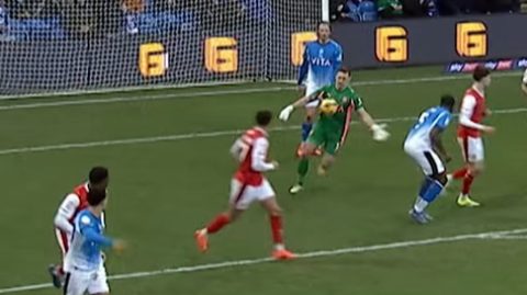 Balul sikerült kapuskirúgás a Stockport és a Rotherham mérkőzésén, öngól lett a vége.