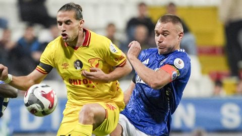 ISTANBUL, TURKIYE - NOVEMBER 8: Attila Szalai (R) of Kasimpasa in action against Arda Okan Kurtulan (C) of Goztepe during the Trendyol Super Lig week 12 match at Recep Tayyip Erdogan Stadium in Istanbul, Turkiye, on November 8, 2025. Arife Karakum / Anadolu