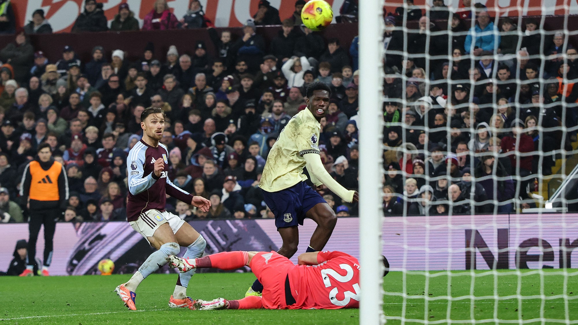 Thierno Barry, az Everton játékosa győztes gólt szerez az Aston Villa ellen.