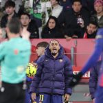 Raphinha reklamál a játékvezetőnél a Girona ellen.