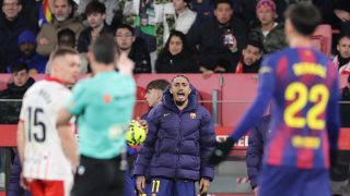 Raphinha reklamál a játékvezetőnél a Girona ellen.