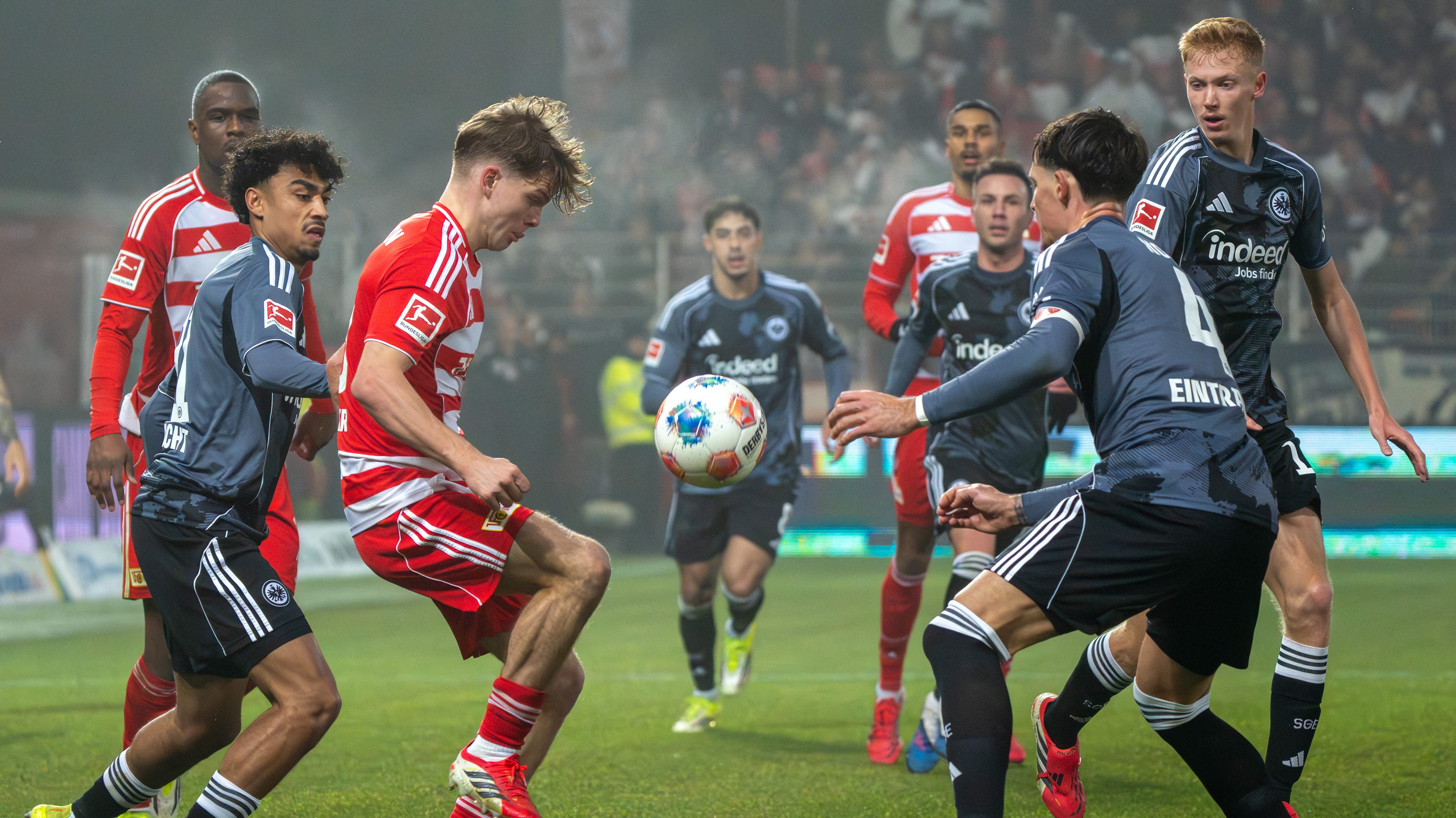 Schäfer András harcol a labdáért a Frankfurt ellen.