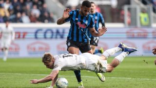 Isak Hien of Atalanta BC commits a foul against Rasmus Hojlund of SSC Napoli during the Serie A football match between Atalanta BC and SSC Napoli in Bergamo, Italy, on February 22, 2026, at New Balance Arena. (Photo by Emanuele Comincini/NurPhoto)