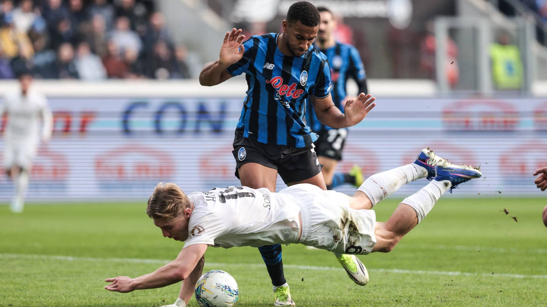 Isak Hien of Atalanta BC commits a foul against Rasmus Hojlund of SSC Napoli during the Serie A football match between Atalanta BC and SSC Napoli in Bergamo, Italy, on February 22, 2026, at New Balance Arena. (Photo by Emanuele Comincini/NurPhoto)