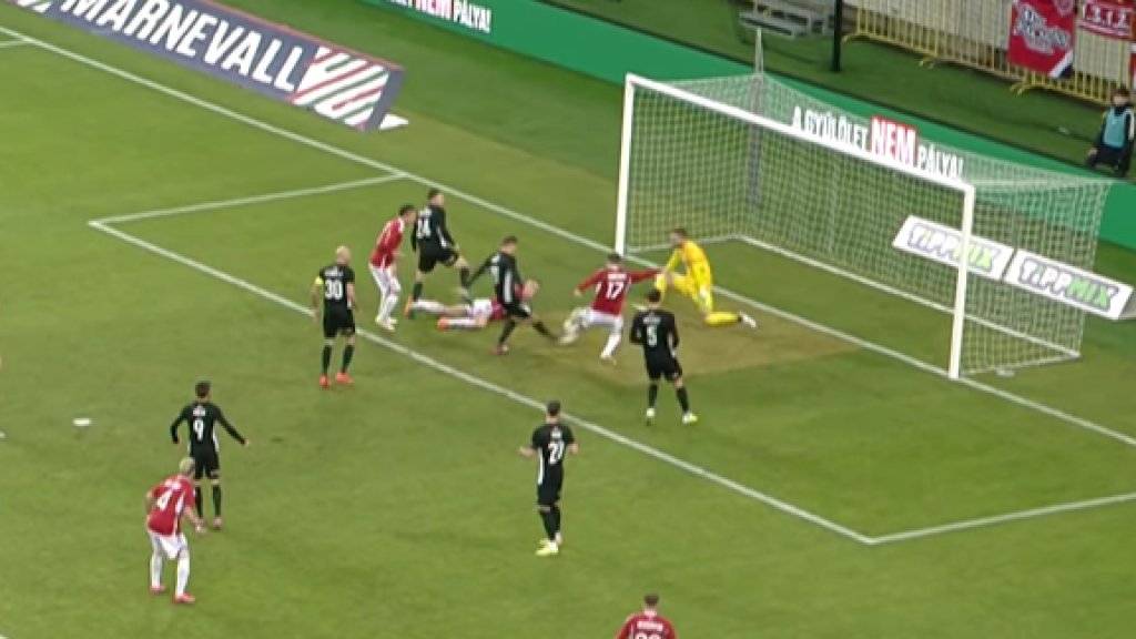 Bárány Donát, miközben megszerzi a Debrecen győztes gólját a Paks elleni bajnokin.