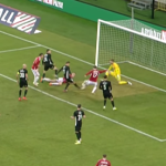 Bárány Donát, miközben megszerzi a Debrecen győztes gólját a Paks elleni bajnokin.