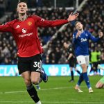 Benjamin Sesko, a Manchester United szlovén játékosa, miután gólt szerzett az Everton elleni angol bajnokin.