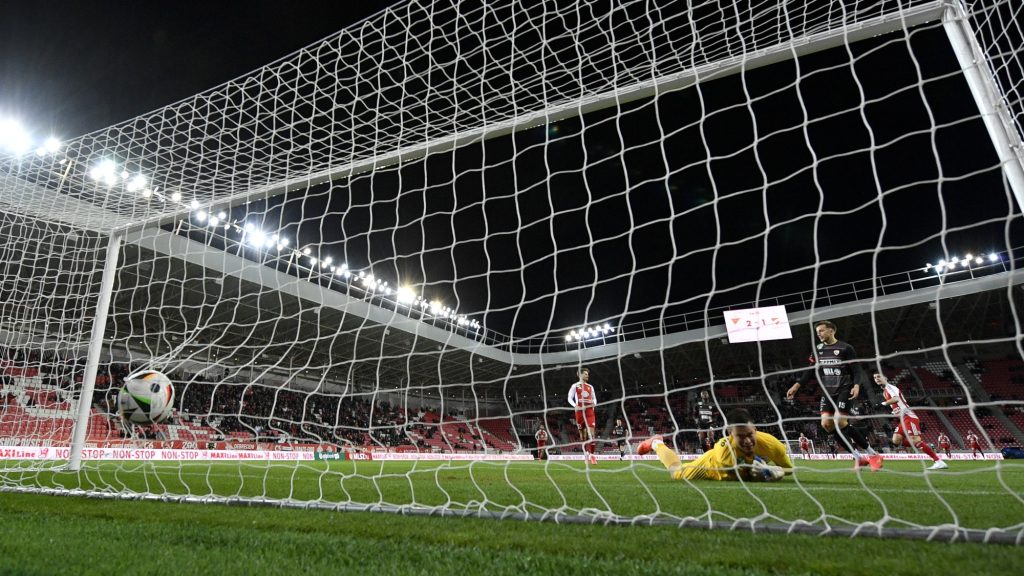 A debreceni Domingues Brandon José gólja a labdarúgó OTP Bank Liga 26. fordulójában játszott Debreceni VSC - Diósgyőri VTK mérkőzésen a debreceni Nagyerdei Stadionban 2025. április 5-én. A DVSC 4-1-re győzött.