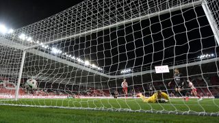 A debreceni Domingues Brandon José gólja a labdarúgó OTP Bank Liga 26. fordulójában játszott Debreceni VSC - Diósgyőri VTK mérkőzésen a debreceni Nagyerdei Stadionban 2025. április 5-én. A DVSC 4-1-re győzött.