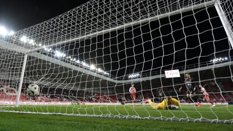 A debreceni Domingues Brandon José gólja a labdarúgó OTP Bank Liga 26. fordulójában játszott Debreceni VSC - Diósgyőri VTK mérkőzésen a debreceni Nagyerdei Stadionban 2025. április 5-én. A DVSC 4-1-re győzött.