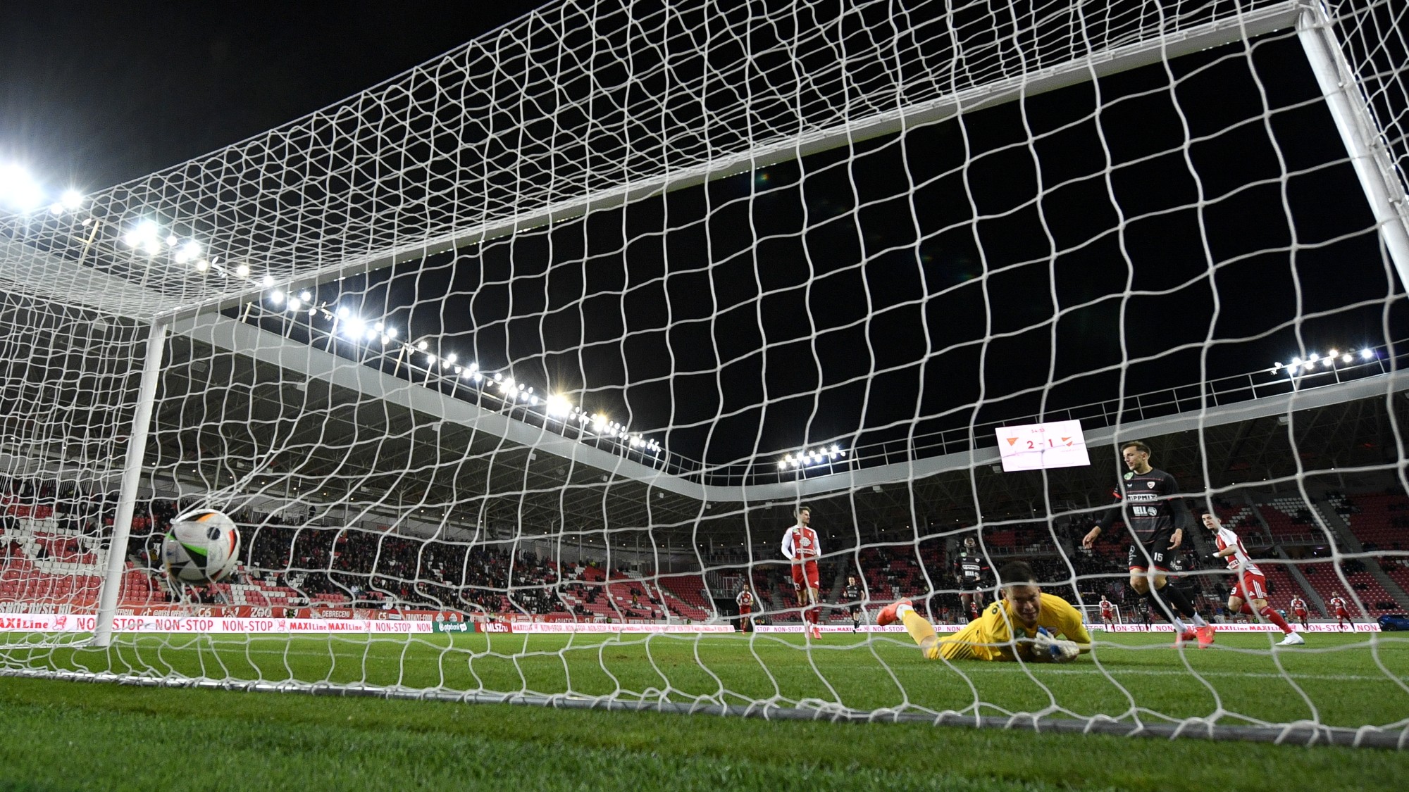 A debreceni Domingues Brandon José gólja a labdarúgó OTP Bank Liga 26. fordulójában játszott Debreceni VSC - Diósgyőri VTK mérkőzésen a debreceni Nagyerdei Stadionban 2025. április 5-én. A DVSC 4-1-re győzött.