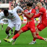 Kecskés Ákos (k) és Bokros Szilárd (j), a Diósgyőri VTK és Dantaye Gilbert, a Nyíregyháza játékosa (b) a labdarúgó Fizz Liga 16. fordulójában játszott Diósgyőri VTK - Nyíregyháza Spartacus FC mérkőzésen a diósgyőri DVTK Stadionban 2025. december 6-án. A Diósgyőr 2-0-ra győzött.