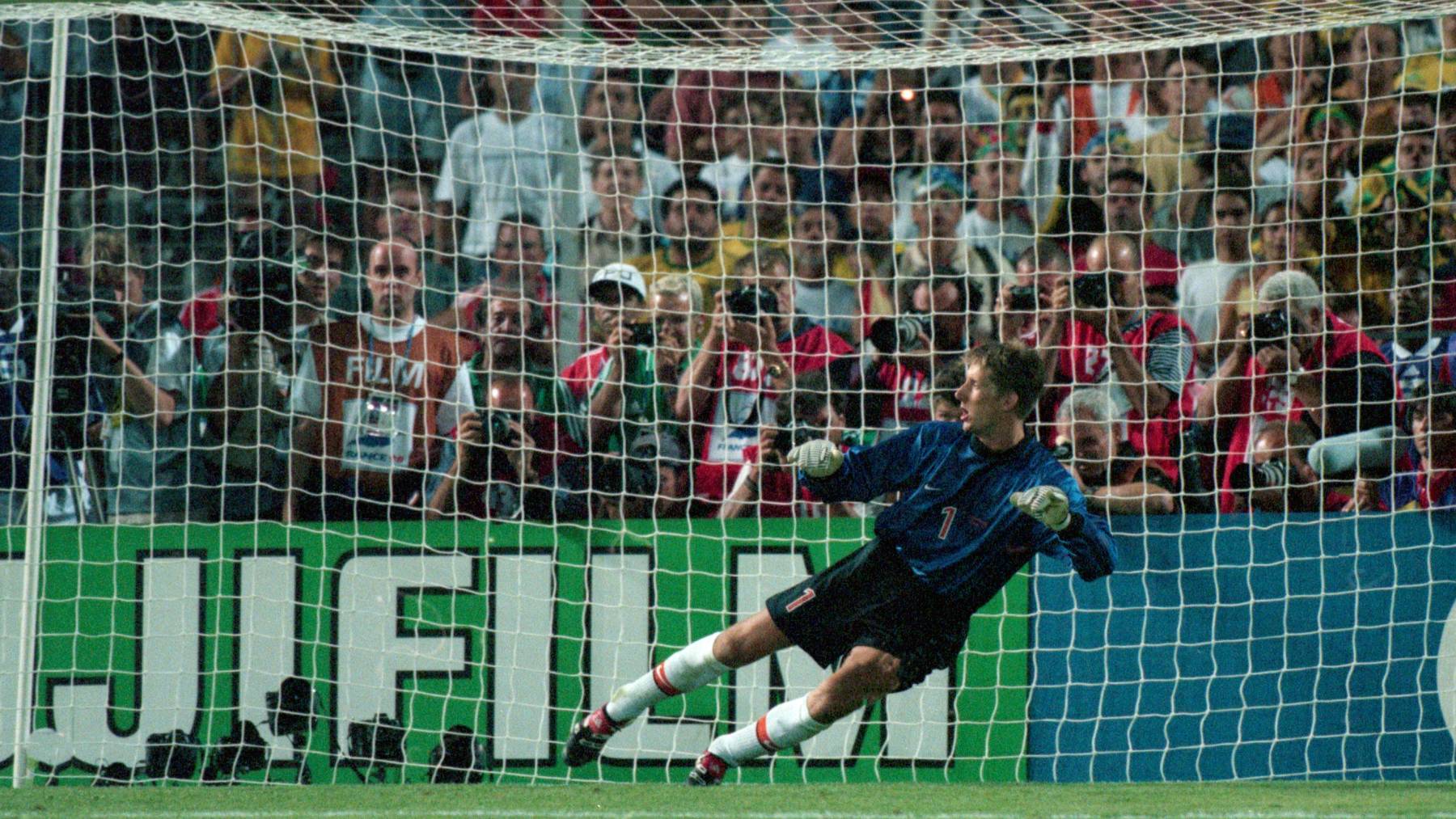 firo : 07.07.1998 Football: Football: Archive photos, archive photo, archive images, World Cup 1998 98 in France KO phase semi-final Brazil - Netherlands 4:2 in the penalty shootout Edwin van der Sar concedes a versus goal from a penalty