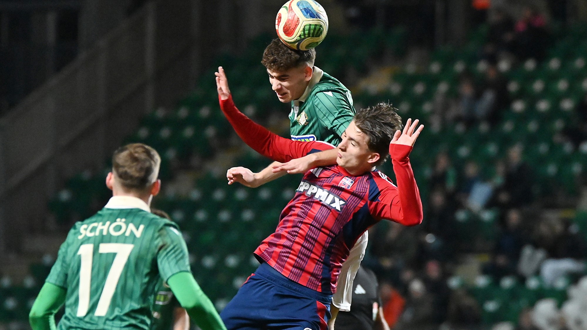 Vingler László, a Győr (hátul) és Kovács Patrik, a Videoton játékosa a labdarugó MOL Magyar Kupa nyolcaddöntőjében játszott ETO FC - Videoton FC Fehérvár mérkőzésen a győri ETO Stadionban 2026. február 12-én.