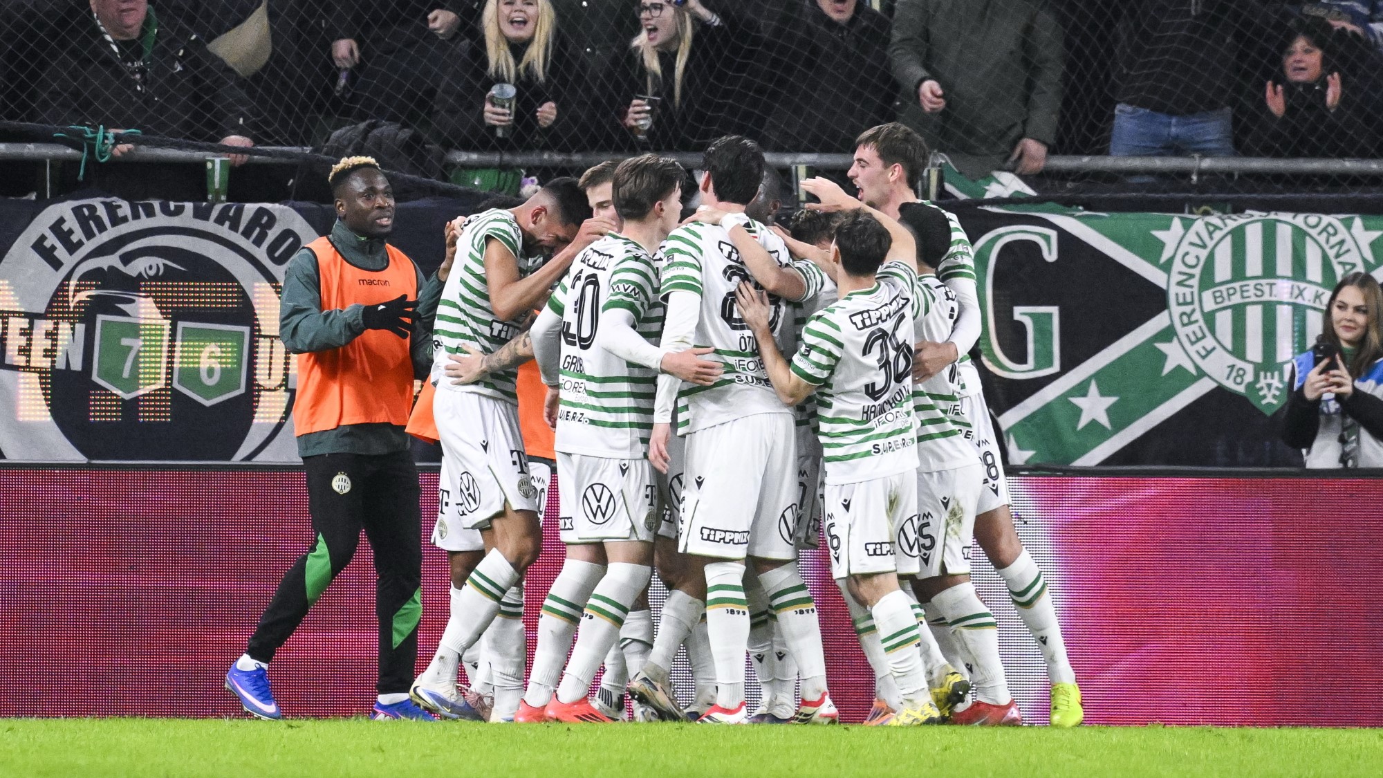 A Ferencváros és az Újpest rangadója a labdarúgó NB I-ben.