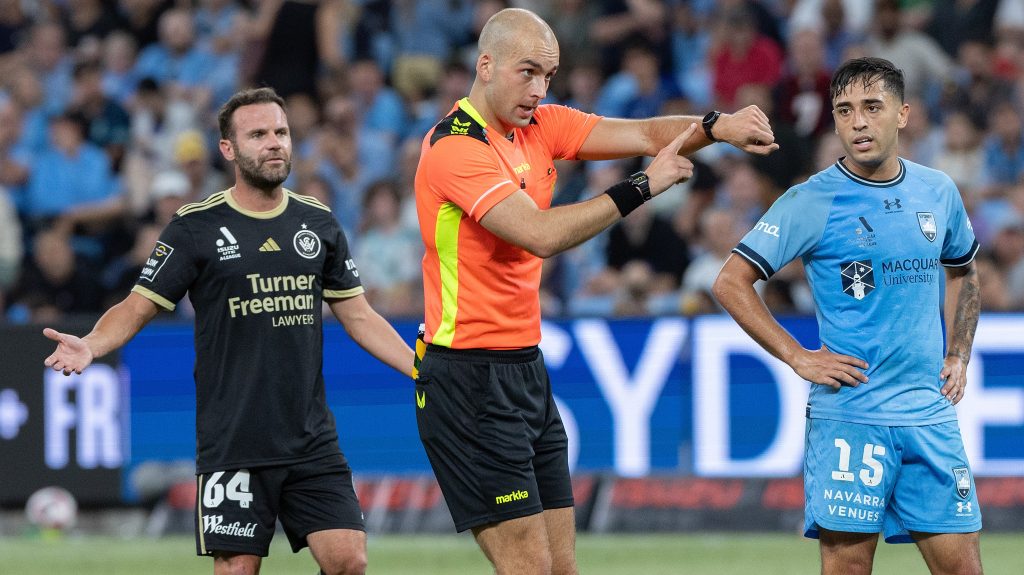 Daniel Elder játékvezető mutatja, hogy beszámítja az időhúzást.