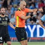 Daniel Elder játékvezető mutatja, hogy beszámítja az időhúzást.