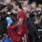 Szoboszlai Dominik csalódottan hagyja el a pályát kiállítása után.