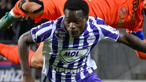 Budapest, 2025. szeptember 26. Gleofilo Vlijter (b), az Újpest és Evangelou Stafanos, a Nyíregyháza játékosa a Labdarúgó Fizz Liga 8. fordulójában játszott Újpest FC - Nyíregyháza Spartacus FC mérkőzésen a Szusza Ferenc Stadionban 2025. szeptember 26-án. MTI/Illyés Tibor