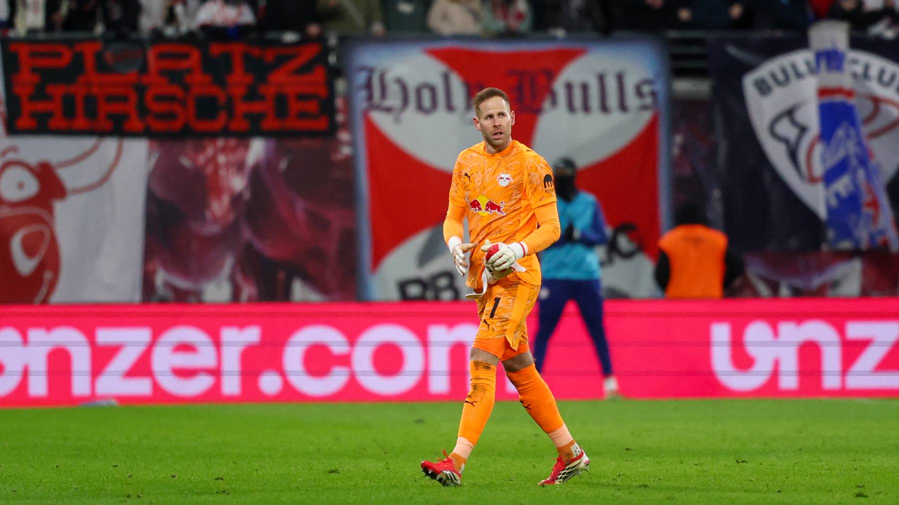 15 February 2026, Saxony, Leipzig: Soccer: Bundesliga, RB Leipzig - VfL Wolfsburg, Matchday 22, Red Bull Arena. Goalkeeper Péter Gulácsi (RB Leipzig) is sent off. Photo: Jan Woitas/dpa - IMPORTANT NOTE: In accordance with the regulations of the DFL German Football League and the DFB German Football Association, it is prohibited to utilize or have utilized photographs taken in the stadium and/or of the match in the form of sequential images and/or video-like photo series.