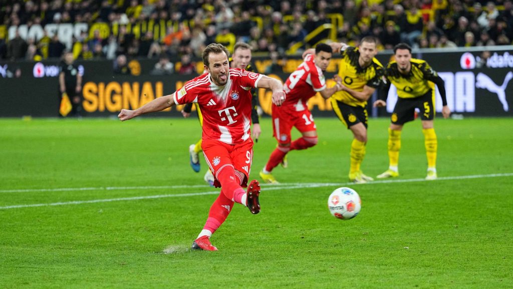Harry Kane, miközben tizenegyesből gólt szerez a Dortmund és a Bayern rangadóján.
