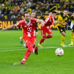 Harry Kane, miközben tizenegyesből gólt szerez a Dortmund és a Bayern rangadóján.