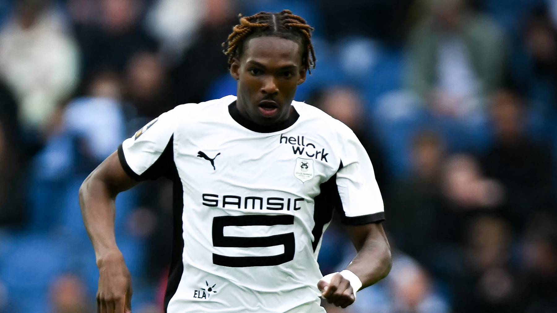 Rennes’ French defender #97 Jeremy Jacquet runs with the ball during the French L1 football match between Le Havre AC and Stade Rennais FC at the Stade Oceane in Le Havre, north-western France, on October 5, 2025.