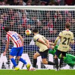 Julian Álvarez, miközben megszerzi az Atlético Madrid negyedik gólját a Barcelona ellen.