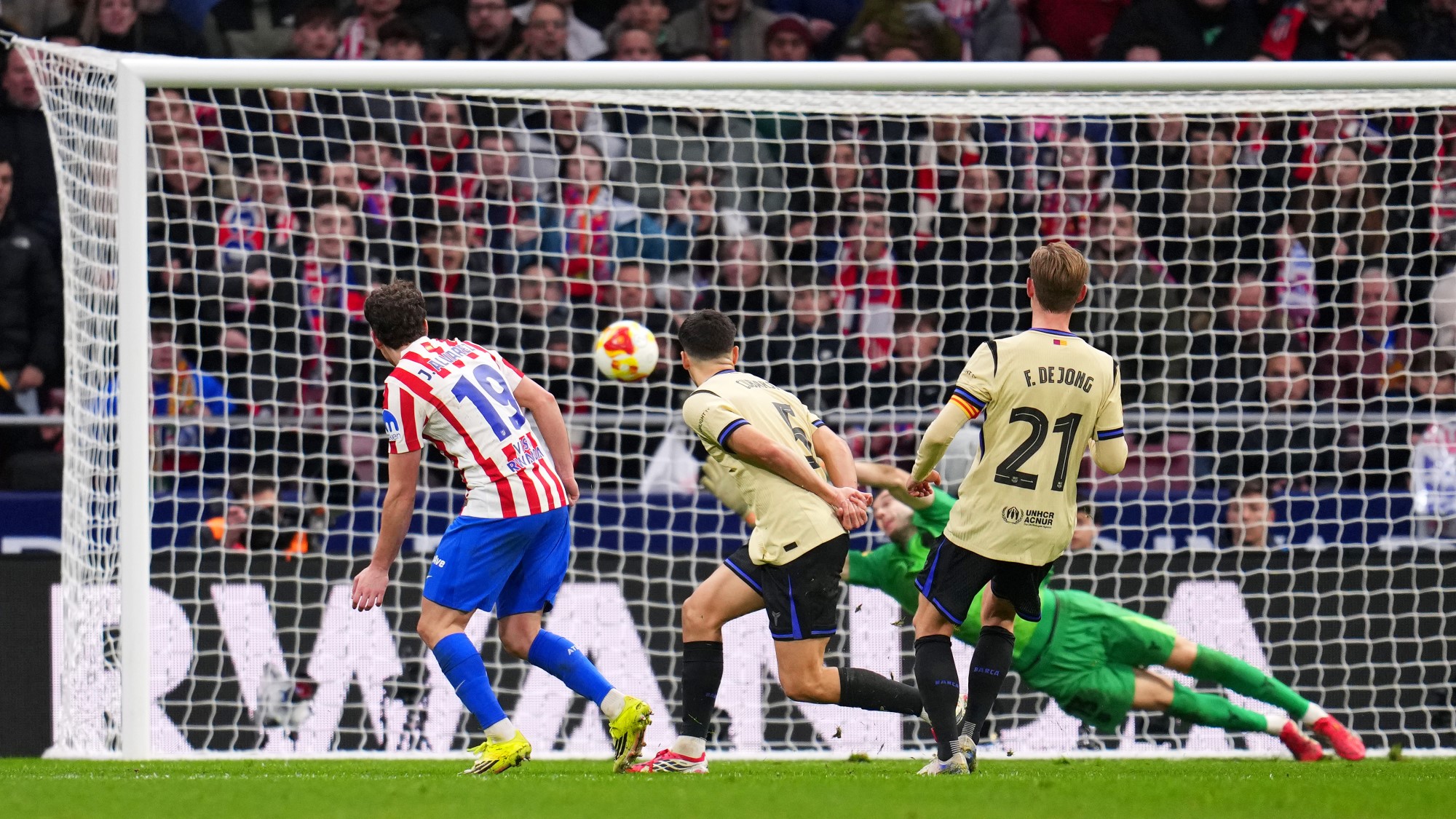 Julian Álvarez, miközben megszerzi az Atlético Madrid negyedik gólját a Barcelona ellen.